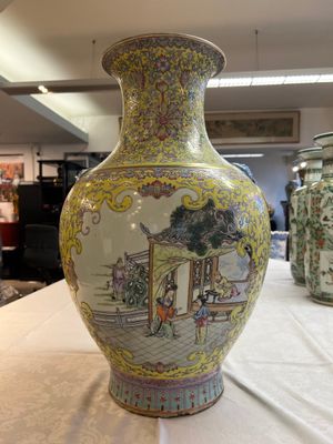 A pair of large Chinese famille rose yellow-ground 'Hu' vases with narrative design, Qianlong mark, Republic — 照片 22
