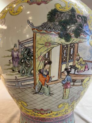 A pair of large Chinese famille rose yellow-ground 'Hu' vases with narrative design, Qianlong mark, Republic — 照片 23