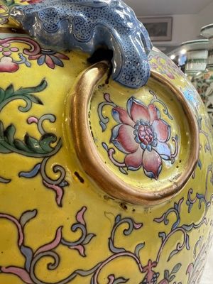A pair of large Chinese famille rose yellow-ground 'Hu' vases with narrative design, Qianlong mark, Republic — 照片 24