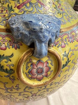 A pair of large Chinese famille rose yellow-ground 'Hu' vases with narrative design, Qianlong mark, Republic — 照片 25