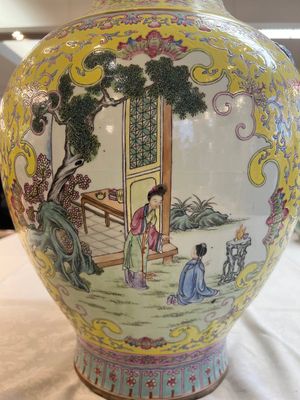 A pair of large Chinese famille rose yellow-ground 'Hu' vases with narrative design, Qianlong mark, Republic — 照片 26