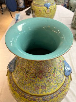 A pair of large Chinese famille rose yellow-ground 'Hu' vases with narrative design, Qianlong mark, Republic — 照片 27