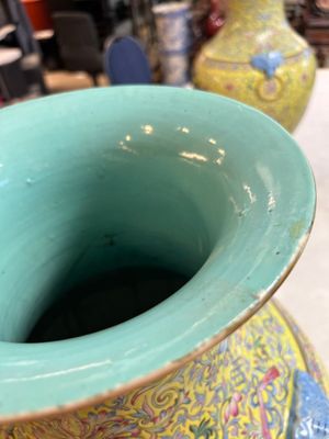 A pair of large Chinese famille rose yellow-ground 'Hu' vases with narrative design, Qianlong mark, Republic — 照片 28