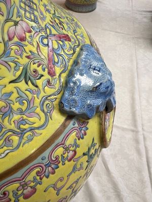 A pair of large Chinese famille rose yellow-ground 'Hu' vases with narrative design, Qianlong mark, Republic — 照片 29