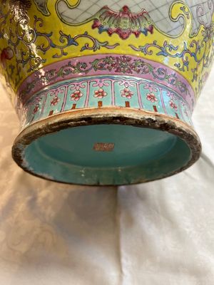 A pair of large Chinese famille rose yellow-ground 'Hu' vases with narrative design, Qianlong mark, Republic — 照片 30