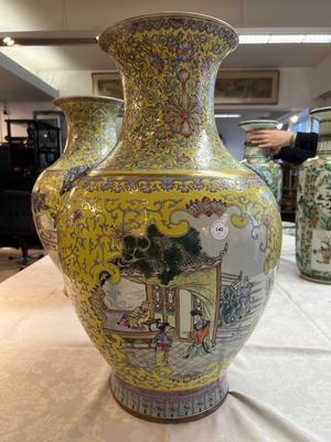 A pair of large Chinese famille rose yellow-ground 'Hu' vases with narrative design, Qianlong mark, Republic — 照片 3