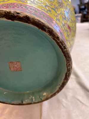 A pair of large Chinese famille rose yellow-ground 'Hu' vases with narrative design, Qianlong mark, Republic — 照片 32