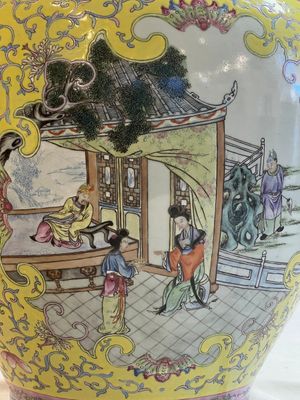 A pair of large Chinese famille rose yellow-ground 'Hu' vases with narrative design, Qianlong mark, Republic — 照片 5