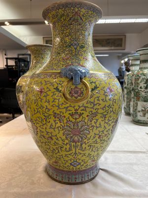A pair of large Chinese famille rose yellow-ground 'Hu' vases with narrative design, Qianlong mark, Republic — 照片 6