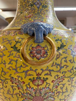 A pair of large Chinese famille rose yellow-ground 'Hu' vases with narrative design, Qianlong mark, Republic — 照片 7