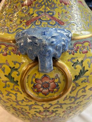 A pair of large Chinese famille rose yellow-ground 'Hu' vases with narrative design, Qianlong mark, Republic — 照片 8