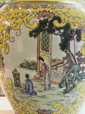 A pair of large Chinese famille rose yellow-ground 'Hu' vases with narrative design, Qianlong mark, Republic — 照片 9