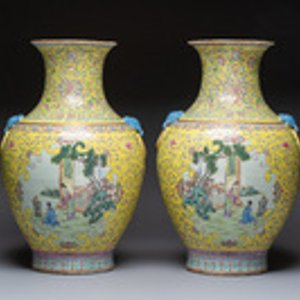 A pair of large Chinese famille rose yellow-ground 'Hu' vases with narrative design, Qianlong mark, Republic — 照片 1