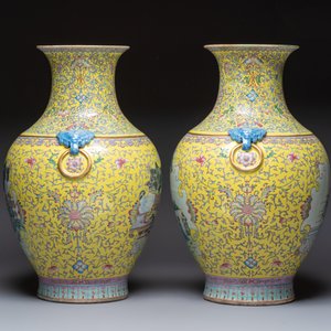 A pair of large Chinese famille rose yellow-ground 'Hu' vases with narrative design, Qianlong mark, Republic — 照片 2