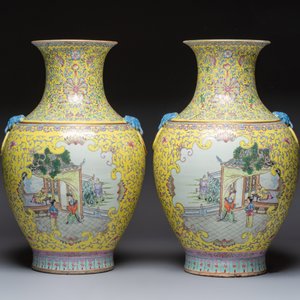 A pair of large Chinese famille rose yellow-ground 'Hu' vases with narrative design, Qianlong mark, Republic — 照片 3