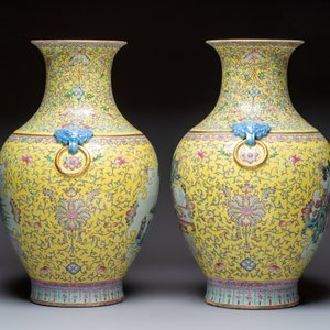 A pair of large Chinese famille rose yellow-ground 'Hu' vases with narrative design, Qianlong mark, Republic — 照片 4