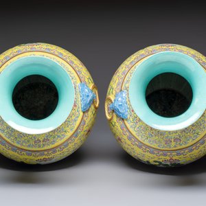 A pair of large Chinese famille rose yellow-ground 'Hu' vases with narrative design, Qianlong mark, Republic — 照片 5