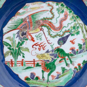 A pair of large Chinese famille verte blue ground dishes, Kangxi — 照片 3