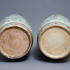 A pair of large Chinese famille verte celadon-ground vases with figural design, 19th C. — photo 6