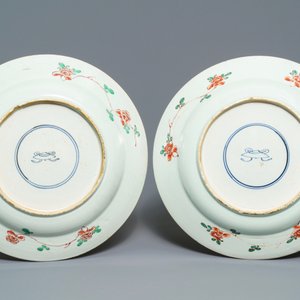 A pair of large Chinese famille verte powder blue-ground dishes, ex-coll. August the Strong, Kangxi — 照片 2