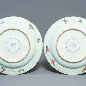A pair of large Chinese famille verte powder blue-ground dishes, Kangxi — 照片 2