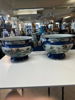 A pair of large Chinese famille verte powder-blue-ground 'landscape' jardinières, 19th C. — 照片 1