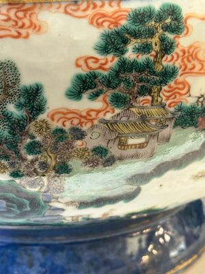 A pair of large Chinese famille verte powder-blue-ground 'landscape' jardinières, 19th C. — 照片 15