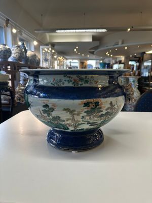 A pair of large Chinese famille verte powder-blue-ground 'landscape' jardinières, 19th C. — 照片 19