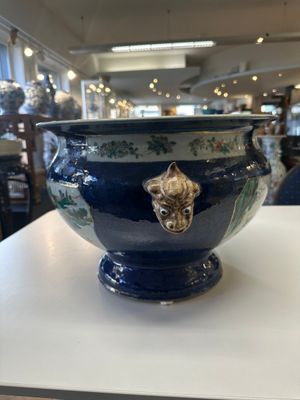 A pair of large Chinese famille verte powder-blue-ground 'landscape' jardinières, 19th C. — 照片 20