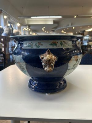A pair of large Chinese famille verte powder-blue-ground 'landscape' jardinières, 19th C. — 照片 22