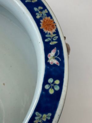 A pair of large Chinese famille verte powder-blue-ground 'landscape' jardinières, 19th C. — 照片 25