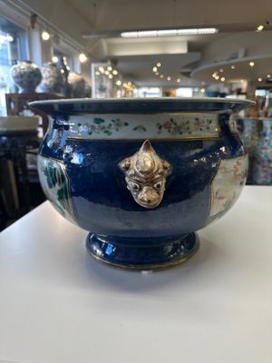 A pair of large Chinese famille verte powder-blue-ground 'landscape' jardinières, 19th C. — 照片 4
