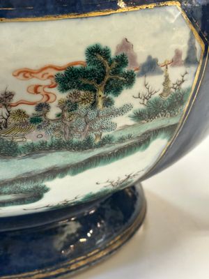 A pair of large Chinese famille verte powder-blue-ground 'landscape' jardinières, 19th C. — 照片 9