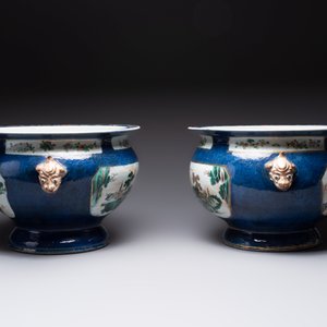 A pair of large Chinese famille verte powder-blue-ground 'landscape' jardinières, 19th C. — 照片 2