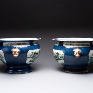 A pair of large Chinese famille verte powder-blue-ground 'landscape' jardinières, 19th C. — 照片 4