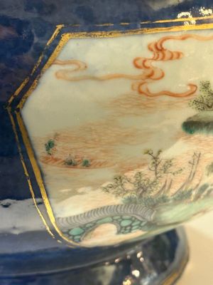 A pair of large Chinese famille verte powder-blue-ground 'landscape' jardinières, 19th C. — 照片 12
