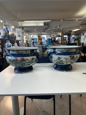 A pair of large Chinese famille verte powder-blue-ground 'landscape' jardinières, 19th C. — 照片 2