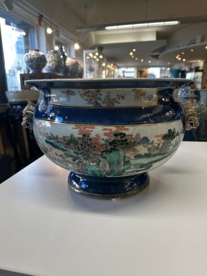 A pair of large Chinese famille verte powder-blue-ground 'landscape' jardinières, 19th C. — 照片 3