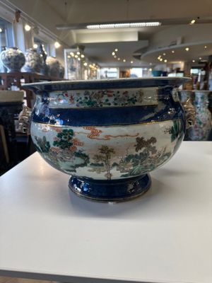 A pair of large Chinese famille verte powder-blue-ground 'landscape' jardinières, 19th C. — 照片 5