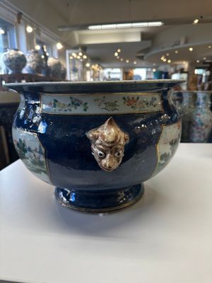 A pair of large Chinese famille verte powder-blue-ground 'landscape' jardinières, 19th C. — 照片 6