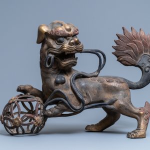 A pair of large Chinese gilt-lacquered bronze Buddhist lions, 19th C. — 照片 8