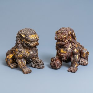 A pair of large Chinese gilt-lacquered iron models of Buddhist lions, 18/19th C. — photo 1