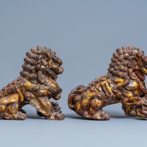 A pair of large Chinese gilt-lacquered iron models of Buddhist lions, 18/19th C. — photo 4