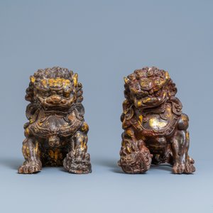 A pair of large Chinese gilt-lacquered iron models of Buddhist lions, 18/19th C. — photo 5