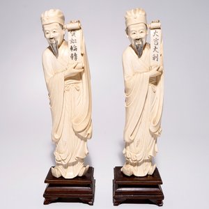 A pair of large Chinese ivory carvings of sages with scrolls, 19th C. — 照片 1