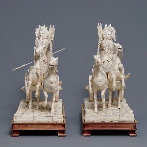 A pair of large Chinese ivory 'warriors on horse chariots' groups, late 19th C. — photo 3