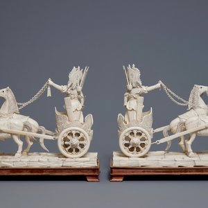 A pair of large Chinese ivory 'warriors on horse chariots' groups, late 19th C. — photo 4