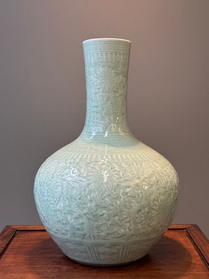 A pair of large Chinese monochrome celadon-glazed anhua 'lotus scroll' bottle vases, 19th C. — photo 2