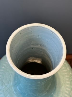 A pair of large Chinese monochrome celadon-glazed anhua 'lotus scroll' bottle vases, 19th C. — photo 4