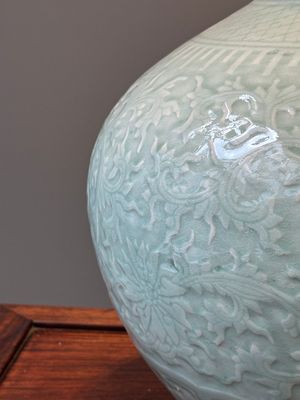 A pair of large Chinese monochrome celadon-glazed anhua 'lotus scroll' bottle vases, 19th C. — photo 9